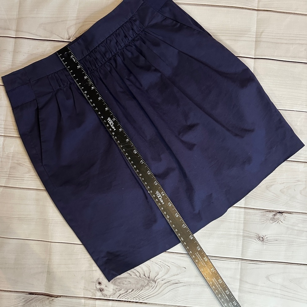 Banana Republic skirt, size 2, navy, fashion, stylish, versatile, office wear - Picture 5 of 9